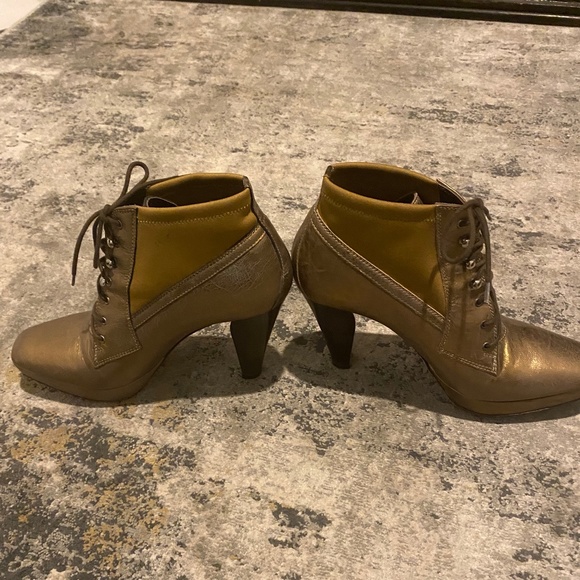 Donald J. Pliner Gold Metallic Laced Up Heeled Booties - Size 36.5 - Picture 3 of 5